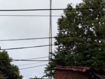 Blitz trifft Antenne und zerstört Elektrogeräte in 10 Häusern