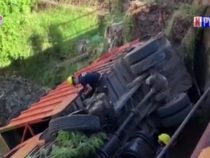 Bremsen versagen: Müllwagen fällt in Fluss