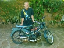 Erfinderisch: Ein Mechaniker aus Villarrica fährt ein Moped mit Wasser