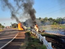 Tankwagen kippt um und fängt Feuer