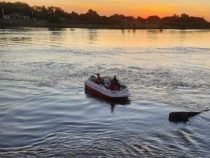 Teenager rutscht aus und stürzt in Fluss
