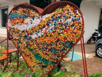 Ein Herz aus Plastikverschlüssen