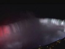 Niagarafälle leuchten in den Farben der Nationalflagge von Paraguay