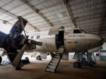 Luftfahrtliebhaber restaurieren ein verlassenes Flugzeug