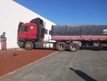 LKW macht sich selbstständig und durchbricht Wand einer Fabrik