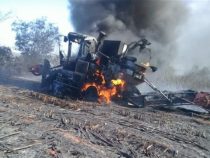 Erntemaschine fängt auf Feld Feuer