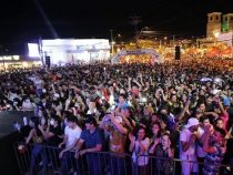 Ohne Maske und ohne 3G-Regel: Mehr als 20.000 Besucher auf einem Festival