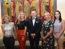 Feministische Diplomatie: Französischer Botschafter lädt Sekretär/innen zum Cocktailempfang ein
