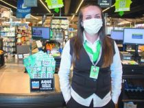 Supermarktkassiererin verkauft Lottoschein mit Millionengewinn und gewinnt selbst