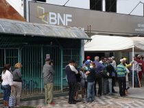 Rentner prangern an, dass Bankkassierer Geld stehlen sollen