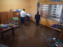 Starkregen aus der Gießkanne setzt Schule unter Wasser