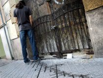 An eine Wand gepinkelt und durch Stromschlag fast gestorben