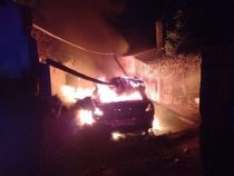 Mann fackelte das Auto seines Rivalen und das Haus seiner Ex-Freundin ab