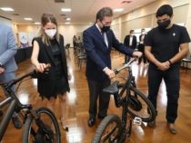 Junger Industriedesigner entwickelt innovatives Elektrofahrrad