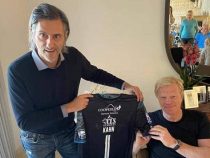 Fußballclub aus Paraguay überreicht Oliver Kahn Trikot