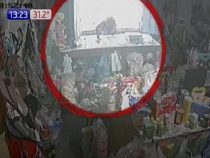 Teenager mit Akrobatik und Dreistigkeit auf Raubzug