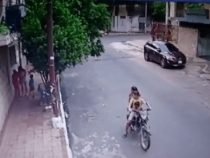 Räuber mit Kind auf dem Motorrad überfallen Frau
