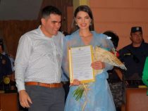 Nadia Ferreira wird in Villarrica wie ein Hollywood Star empfangen