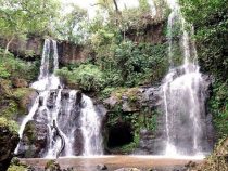 Rätselhafte Höhle mit heilenden Wasserfällen