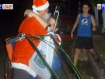 Weihnachtsmann auf dem Fahrrad macht Kinder glücklich