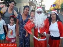 Weihnachtsmann und seine Frau machen mehr als 300 Kinder glücklich
