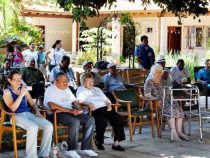 Mit Gerichtsbeschluss wird eine erwachsene Frau in ein Pflegeheim eingewiesen