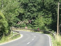 Zu tiefes Kabel verfängt sich am Hals eines Motorradfahrers