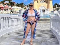 Mutter von Nadia Ferreira in vorteilhafter Pose