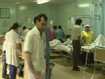 Ein Mann flippt im Krankenhaus völlig aus