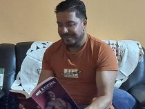 Ehemaliger Abgeordneter liest das Buch “Mein Kampf“ von Adolf Hitler