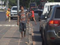 Transvestit bettelt mit geliehenem Kind an Ampel