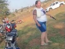 Eine “scharfe“ Frau feuert Schüsse bei einem Fußballturnier ab