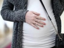 Frau gibt vor, schwanger zu sein, um Handys über die Grenze zu schmuggeln zu können