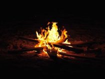 Mann machte Feuer, um der Kälte zu trotzen, und starb an Verbrennungen