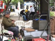 Schuhputzer, ein Beruf, der seinen Glanz nicht verlieren will