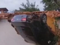 Auto landet auf dem Dach eines Hauses