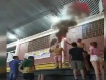 Bengalische Fackeln explodieren in den Händen von Fans bei einer Sportveranstaltung