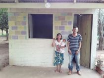 Nachbarn bauten ein Haus für älteres Paar in Choré