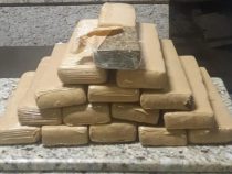 Ausländer zeigt Polizisten wegen Diebstahl von Marihuana und Bestechung an