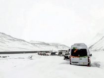 Wegen heftiger Schneefälle mussten Trucker und Touristen gerettet werden