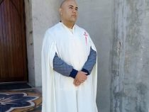 Mit kurzen Hosen in die Kirche: Eine Robe wurde Pflicht