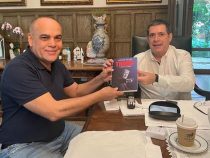 Abgeordneter Basilio „Bachi“ Núñez erklärt, warum er Cartes ein Buch über Donald Trump geschenkt hat