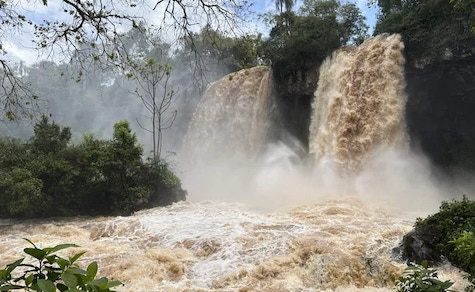 Hochwasser des Río Iguazú erzwingt Schließung des Stegs zu den Iguazú-Wasserfällen