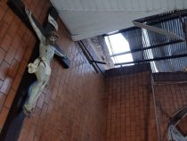 Nach Unwetter stürzt Kirchendach ein: Bibel und Jesusfigur bleiben unversehrt