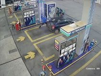 Tankwart schlägt Heckscheibe eines Autos einer Frau ein, die nicht bezahlte
