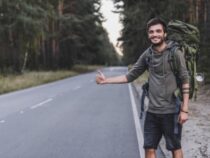 Nichts Neues: Rucksacktourist reklamiert Fremdenfeindlichkeit und wird von Polizei ausgeraubt