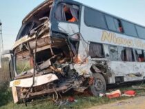 Bus kollidiert mit zwei Lastwagen: 3 Personen kommen ums Leben
