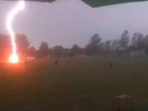 Blitz schlägt mitten in Fußballpartie ein