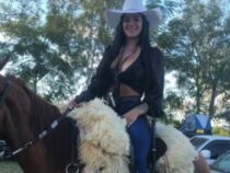 Eine Expertin im Reiten