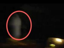 Eine mysteriöse Gestalt im weißen Gewand